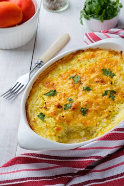 Dilimlenmiş sebze: soğan, zeytinyağlı kabak. Karabiberli olsun. Fırın için hazır..