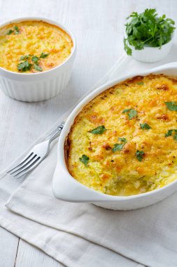 Dilimlenmiş sebze: soğan, zeytinyağlı kabak. Karabiberli olsun. Fırın için hazır..