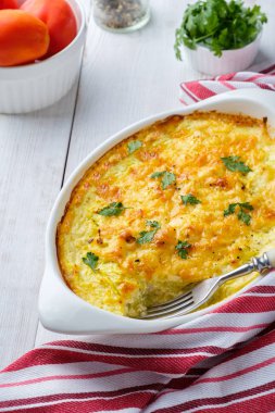 Dilimlenmiş sebze: soğan, zeytinyağlı kabak. Karabiberli olsun. Fırın için hazır..