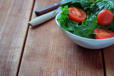 Beyaz ahşap masa tabakta domates ile yaz salatası