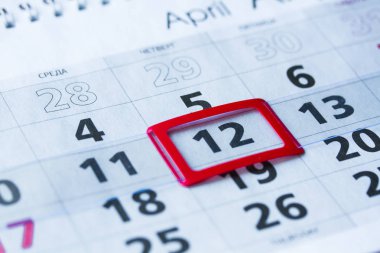 önemli bir tarih takvim üzerinde kırmızı kalemle işaretleme organize zaman ve zamanlama temsil eden ayın gününü ayarlama.. 