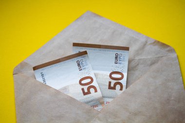 Sarı arka planda bir zarf içinde Euro. 