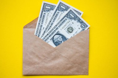 Sarı arkaplanda bir zarf içinde dolar.. 