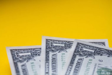 dolar. Sarı zemin üzerinde para parçası. 