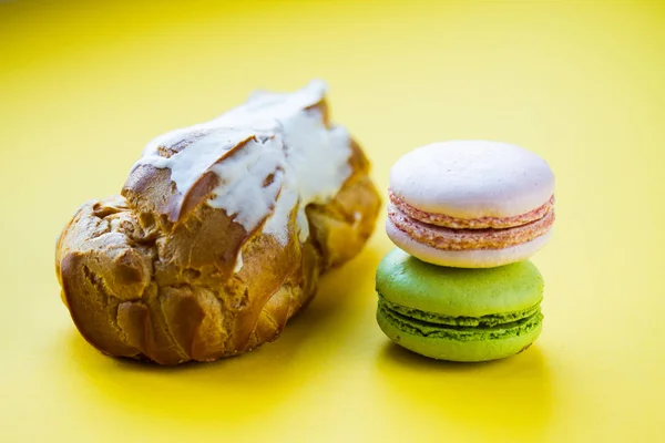 Süße Bunte Französische Makronenkekse Auf Pastellfarbenem Minzgrund Süßwaren — Stockfoto