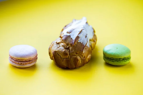 Süße Bunte Französische Makronenkekse Auf Pastellfarbenem Minzgrund Süßwaren — Stockfoto