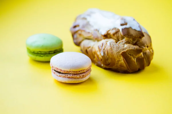 Süße Bunte Französische Makronenkekse Auf Pastellfarbenem Minzgrund Süßwaren — Stockfoto