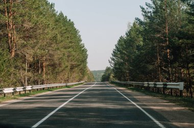 yol tepeye güneşli gün batımında dağ üstünde için ormandaki. 