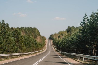 yol tepeye güneşli gün batımında dağ üstünde için ormandaki. 