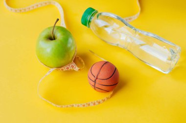 Spor ve fitness diyeti, fitness ve kilo kaybı konsepti, meyve, sebze ve portakal suyu, defter, mavi ahşap arka plan, gıda ve sağlık alanlarında üst görünüm ile sağlıklı beslenme.