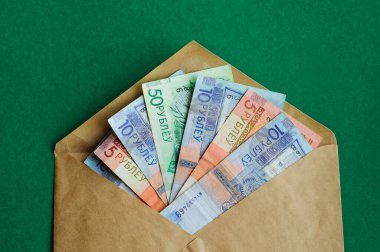 Parlak kırmızı bir zarf içinde para, renk arkaplan izole.