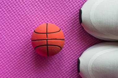 Parlak arka planda sağlıklı yaşam tarzı, yemek, spor ya da atlet ekipmanları. Düz yatıyordu. Kopyalama alanı olan üst görünüm.