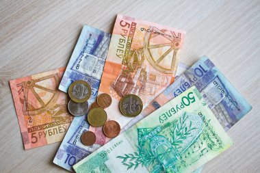 Belarus rublesinin yeni banknotları ve sikkeleri. 1 Temmuz 2016 'dan bu yana Belorus rublosunun yenilenmesi. Kopyalama alanı olan üst görünüm.