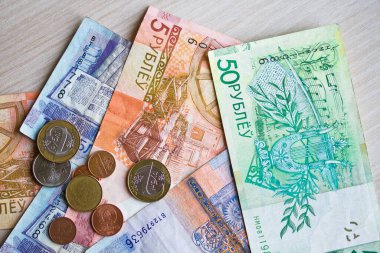 Belarus rublesinin yeni banknotları ve sikkeleri. 1 Temmuz 2016 'dan bu yana Belorus rublosunun yenilenmesi. Kopyalama alanı olan üst görünüm.