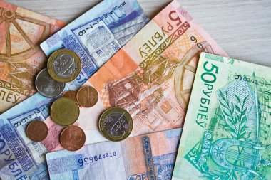 Belarus rublesinin yeni banknotları ve sikkeleri. 1 Temmuz 2016 'dan bu yana Belorus rublosunun yenilenmesi. Kopyalama alanı olan üst görünüm.