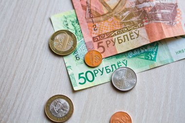 Belarus rublesinin yeni banknotları ve sikkeleri. 1 Temmuz 2016 'dan bu yana Belorus rublosunun yenilenmesi. Kopyalama alanı olan üst görünüm.