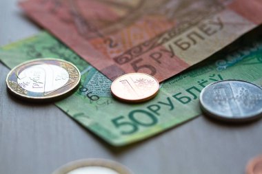 Belarus rublesinin yeni banknotları ve sikkeleri. 1 Temmuz 2016 'dan bu yana Belorus rublosunun yenilenmesi. Kopyalama alanı olan üst görünüm.