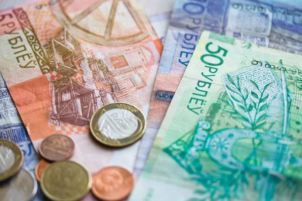 Belarus rublesinin yeni banknotları ve sikkeleri. 1 Temmuz 2016 'dan bu yana Belorus rublosunun yenilenmesi. Kopyalama alanı olan üst görünüm.