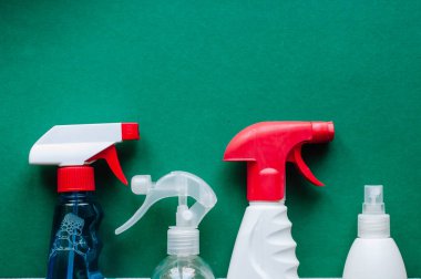 Deterjan ve temizlik aksesuarları pembe renkte. Temizlik hizmeti konsepti. Düz yatış, Üst Görünüm.