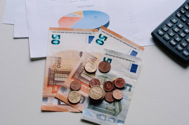 Hesap makineli Avrupa Birliği para birimi, masasında iş çizelgesi. iş konsepti, mali belgeler, mali açıklamalar, mali açıklamalar