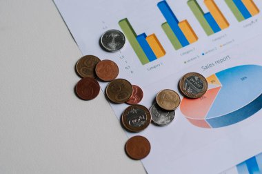 Hesap makineli Avrupa Birliği para birimi, masasında iş çizelgesi. iş konsepti, mali belgeler, mali açıklamalar, mali açıklamalar