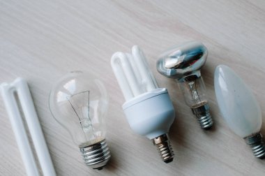 Farklı tipte ampuller, parlak, enerji tasarrufu sağlayan ve LED. Ampul grubu