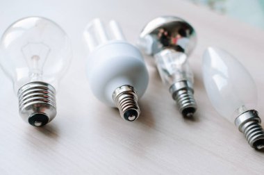 Farklı tipte ampuller, parlak, enerji tasarrufu sağlayan ve LED. Ampul grubu