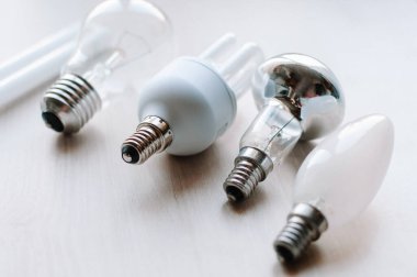 Farklı tipte ampuller, parlak, enerji tasarrufu sağlayan ve LED. Ampul grubu