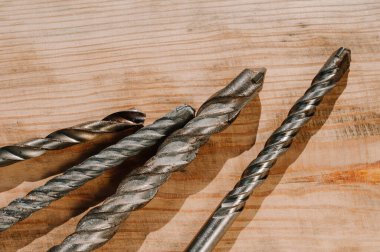 Santimetre cetvel, ingiliz anahtarı ve kesici gibi aletler tahta yüzeyin sağ tarafına, açık alana yerleştirilmiş. Üst görünüm bileşimi. Ölçüm. Tamir ve kırpma. El aleti. Araçlar