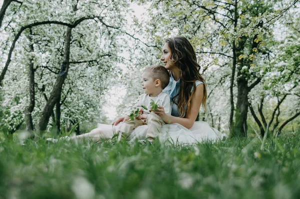 Glad Ung Mamma Leker Och Har Roligt Med Sin Lilla — Stockfoto