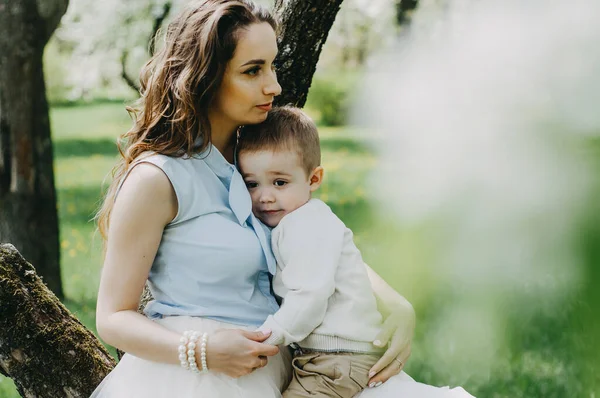 Glad Ung Mamma Leker Och Har Roligt Med Sin Lilla — Stockfoto