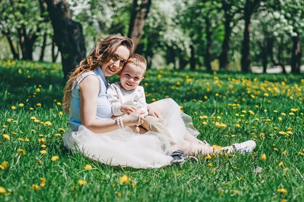 Glad Ung Mamma Leker Och Har Roligt Med Sin Lilla — Stockfoto