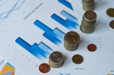 Mali ekonomik veri büyümesi kavramı - madeni para ve abaküs gibi ofis malzemeleri mali veri beyannamelerine konuldu