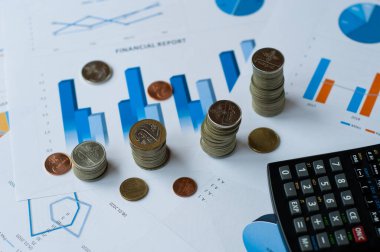 Mali ekonomik veri büyümesi kavramı - madeni para ve abaküs gibi ofis malzemeleri mali veri beyannamelerine konuldu