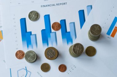 Mali ekonomik veri büyümesi kavramı - madeni para ve abaküs gibi ofis malzemeleri mali veri beyannamelerine konuldu