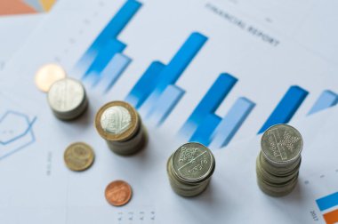 Mali ekonomik veri büyümesi kavramı - madeni para ve abaküs gibi ofis malzemeleri mali veri beyannamelerine konuldu