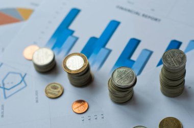 Mali ekonomik veri büyümesi kavramı - madeni para ve abaküs gibi ofis malzemeleri mali veri beyannamelerine konuldu