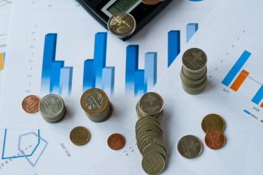 Mali ekonomik veri büyümesi kavramı - madeni para ve abaküs gibi ofis malzemeleri mali veri beyannamelerine konuldu