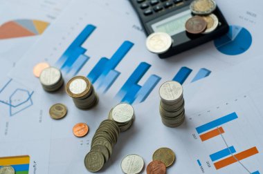 Mali ekonomik veri büyümesi kavramı - madeni para ve abaküs gibi ofis malzemeleri mali veri beyannamelerine konuldu