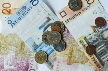 Yeni Beyaz Rusya parası. Bozuk para ve banknotlar. Finans kavramı.