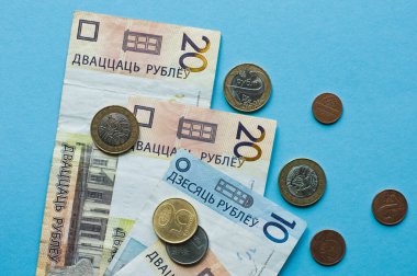 Yeni Beyaz Rusya parası. Bozuk para ve banknotlar. Finans kavramı.