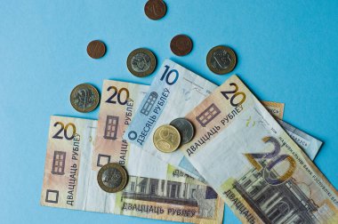 Yeni Beyaz Rusya parası. Bozuk para ve banknotlar. Finans kavramı.