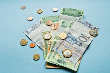 Renkli bir arkaplanda Belarus rublesi ve sikkeleri