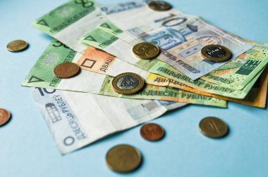 Renkli bir arkaplanda Belarus rublesi ve sikkeleri