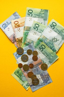 Renkli bir arkaplanda Belarus rublesi ve sikkeleri