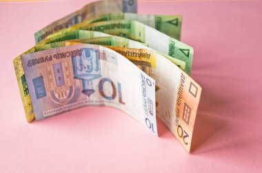 Renkli bir arkaplanda Belarus rublesi ve sikkeleri