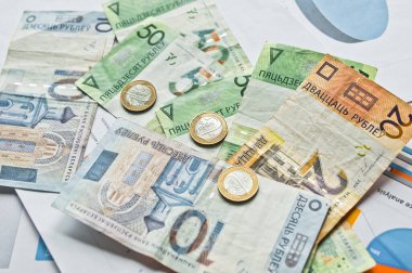 Hesap makinesi, dolar banknotları ve iş grafikleri, grafikler