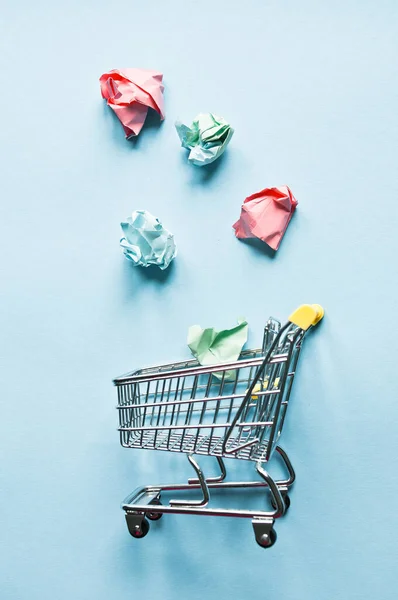 Tramvay arabası ve sarı arka planda renkli kağıt poşetler. İnternetten alışveriş yapma fikri, yaz indirimi, süpermarket, indirim promosyonu ve Kara Cuma konsepti. Metin için alanı kopyala.