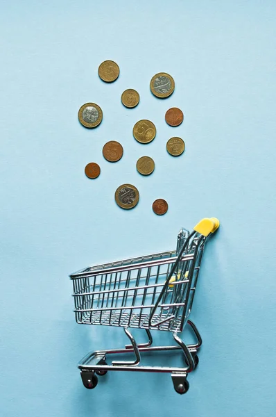 Mini Carrello Shopping Con Vista Dall Alto Monete Tavolo Blu — Foto Stock