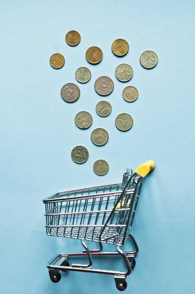 Вид Зверху Міні Кошик Монетами Синьому Столі Бізнес Фінанси Онлайн — стокове фото